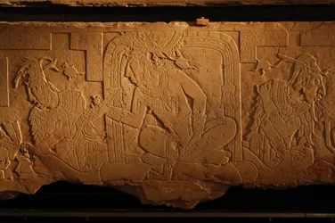 Tempel 21, tronbänk, snidning av kung Akhal Mo Nab, Palenque, Mexiko, 2005 (foto)