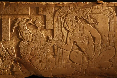 Tempel 21, tronbänk, snidning av kung Akhal Mo Nab, Palenque, Mexiko, 2005 (foto)