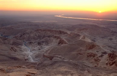 Vy från toppen av Qurna vid soluppgången; Egypten; Konungarnas dal;