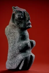 sittande figur i huggen sten med spår av färg, Tenochtitlan, Templo Mayor, Aztec,..., 2010 (foto)