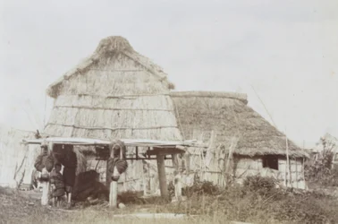 Ainu förråd med Ainu-barn, ca 1890-talet (silvertryck av gelatin)