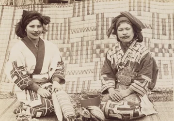 Ainu kvinnor, ca 1890-talet (silvertryck av gelatin)