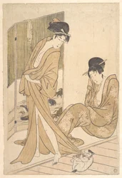 Två unga kvinnor insvepta i yukata efter ett bad