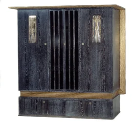 Möbel: garderob med musik i svartlackerad ek, förgyllt trä, silvermetall och glas, utförd av Koloman Moser (1868-1918), 1904. Mått 1,99 m. Paris, Musée d