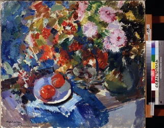 Asters och tomater (Asters och tomater). Stilleben, med en stor bukett blommor och en tallrik med två tomater, placerade på ett bord. Målning av Konstantin Alexeyevich Korovin (Constantin Korovin) (1861-1939), olja på duk