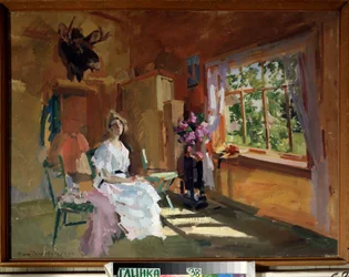 I rummet. Ung kvinna i en ljus klänning, sittande framför fönstret, genom vilket vi kan se trädgården, högsommar. Målning av Konstantin Alexeyevich Korovin (1861-1939), olja på duk