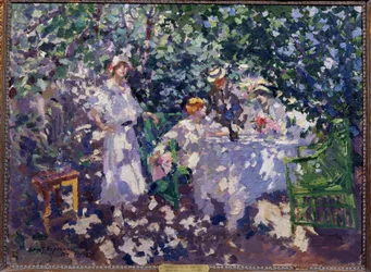 I trädgården (In the Garden). Ett bord dukat i lundarna, på sommaren, drar tre unga kvinnor och en man, sittande, iförda stråhattar, fördel av skuggan. Målning av Konstantin Alexeyevich Korovin (Constantin Korovin) (1861-1939), olja