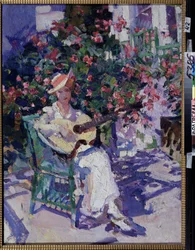 In Crimea (In the Crimea). En ung kvinna i en lätt, lätt klänning, som sitter på en trädgårdsstol, framför en blommande lund, spelar gitarr, mitt i sommaren i kustområdet vid Krimbukten. Målning av Konstantin Alexeyevich Korovin (Constan