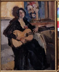 Kvinna med en gitarr. Leende sitter hon på en bänk, nära en blombukett och klädd i svart. Målning av Konstantin Alexeyevich Korovin (Constantin Korovine) (1861-1939)