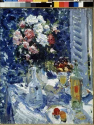 Blommor och frukter. (Blommor och frukter). Stilleben med en bukett, ett fat med frukt, en karaff, en flaska och ett glas framför ett fönster med en trälucka. Målning av Konstantin Alexeyevich Korovin (Constantin Korovin) (1861-1939), olja på duk