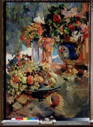 Stilleben med en blå vas. På ett bord, ett fat fyllt med frukt (druvor och äpplen) med två buketter av blommor. Målning av Konstantin Alexeyevich Korovin (Constantin Korovin) (1861-1939), olja på duk