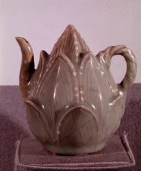 Koreansk konst: hällpip i form av en lotusblomma. Mått: 10,2 cm. Goryeoperioden, slutet av 1100-talet. Koreas nationalmuseum