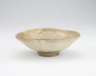 Skål, andra hälften av 1500-talet (stengods med doppad vit slip under transparent glasyr)