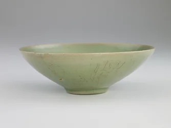 Skål med inskuret design av fisk bland vågor, mitten av 1100-talet