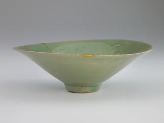 Skål med gjuten och inskuren design av tranor och moln, 1100-tal