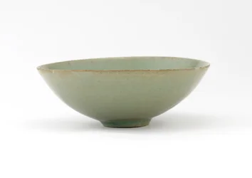 Skål med gjuten design av fisk bland vågor, mitten av 1100-talet (stengods med celadonglasyr)