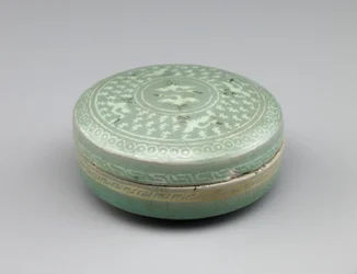 Täckt låda med inlagd design av kranar och moln, andra hälften av 1200-talet (stengods med vita och svarta inlägg under celadonglasyr)