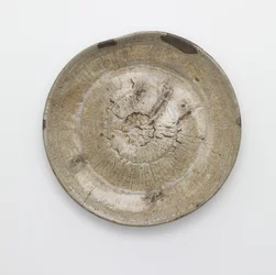 Fat, mitten av 1400-talet (stengods med vitt inlägg under transparent glasyr, guldlackreparationer)
