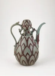 Ewer, mitten av 1200-talet (stengods med kopparrött pigment och vit slip under celadonglasyr)