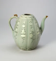 Melonformad Ewer med stiliserade blomrullar (stengods med celadonglasyr & underglasyr inlagd dekor av svarta och vita leror, med guldreparation)