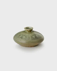 Oljeflaska, sent 1100-tal (Stengods med inlagd slipdekor och celadon glasyr)