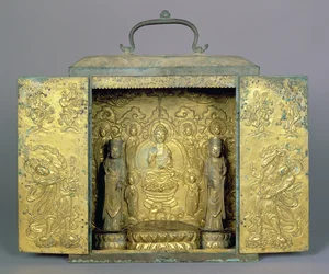 Bärbar buddhistisk helgedom med två stående Bodhisattvor, en buddhistisk triad och väktarfigur, Koryo-dynastin (förgylld brons med inskuren och repouse-dekoration)