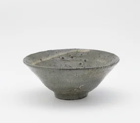 Teskål, typ Totoya, Kyongsang Namdo-provinsen, Korea, Choson-perioden, sent 1500-tidigt 1600-tal (stengods med borstad-slipdekor under fältspatisk glasyr)
