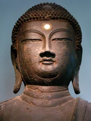 Buddhahuvud av järn från Goryeoperioden på 900-talet, från klostret i Hasachang-dong, Hanam, Gyeonggi-do, Korea. Koreas nationalmuseum, Seoul, Republiken Korea, 2006.