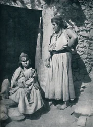 Kabylekvinnor vid dörren till sin bostad nära Medelhavskusten, Algeriet, 1912.