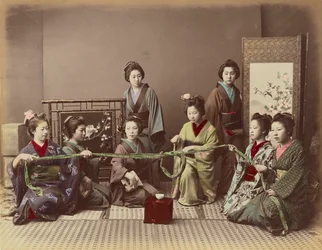 (Konkonchiki) Japansk flicka som leker, ca 1880