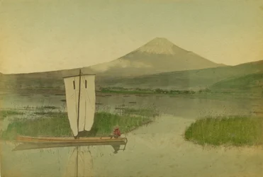 Japan: Mount Fuji-Yama (Fuji Yama) med en segelbåt i förgrunden på sjön Hokome