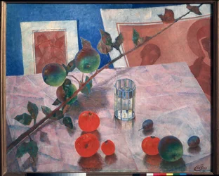 Stilleben i rosa. (på ett hörn av bordet, framför gravyrer, ett glas vatten, en gren av äppelträd, plommon och tomater). Målning av Kuzma Sergeyevich Petrov Vodkin (Petrov-Vodkin) (Kouzma Petrov Vodkin) (Petrov-Vodkin) (1878-1939), olja på