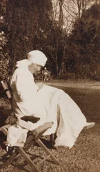 Album av första världskriget i Friuli-Venezia Giulia: porträtt av en Röda Korsets sjuksköterska i parken Villa Brazzà, hem till 17 av krigssjukhuset i Soleschiano Manzano (s/v foto)