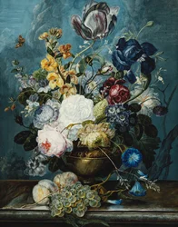 Rosor, en tulpan, en iris, Dahlior, Lamium, Förgätmigej, Convolvulus, Auricula och Delphiniums i en vas med vindruvor och persikor på en stenavsats,