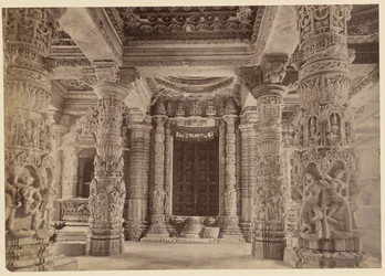 Dörröppning och övre pelare, Delwara-templet, Mount Abu