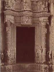Insidan av dörröppningen Sas Bahu Temple, Gwalior