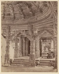 Delwara-templets interiör med pelare och takkupol, Mount Abu