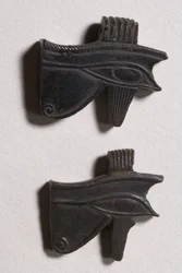 Två wedjat ögonamuletter (obsidian)