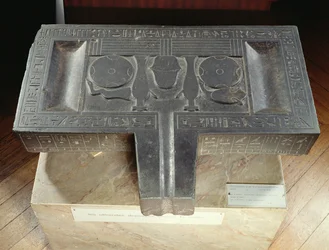 Votivbord av Hor-ir-aa, Saite (basalt)