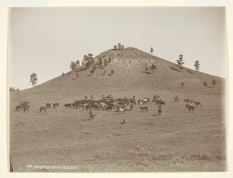 Jobbar ett litet gäng i bergen, ca. 1900.