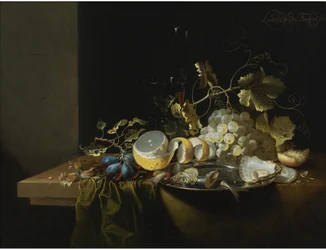 Stilleben med hasselnötter, druvor, ostron och andra livsmedel på ett draperat bord