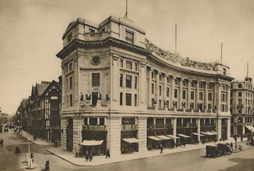 East India House, Libertys individualiserade fasad på New Regent Street, c1935.