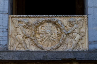 Balustradplatta med strålande sol i girland, basrelief på fasaden av San Sebastiano-kyrkan