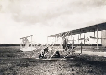 Leon Bollee arbetar på Wright-brödernas plan, ca 1909