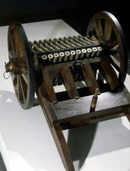 Kanon med 33 roterande pipor, modell efter en teckning av Leonardo da Vinci (Leonardo da Vinci). Museet för vetenskap och teknik, Milano.