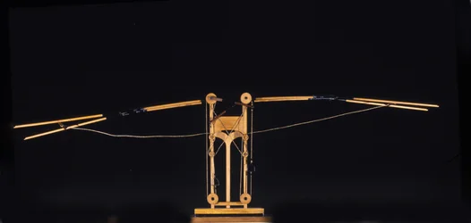 Maskin för flygning med vingvingar. Modell från teckningen av Leonardo da Vinci (Leonardo da Vinci). Museum of Science and Technology, Milano.