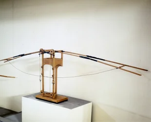 Maskin för flygning med vingvingar, modell enligt ritningen av Leonardo da Vinci (Leonardo da Vinci). Museum of Science and Technology, Milano.