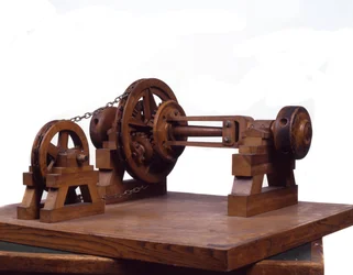 Trämodell (modell) av kugghjul och hjul är baserad på designen av Leonardo da Vinci (Leonard de Vinci) (1452-1519) Museum of Science and Technology, Milano.