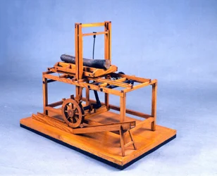 Trämodell av en hydraulisk såg driven av kugghjul och vatten. Tillverkad efter en teckning av Leonardo da Vinci (1452-1519). Museum för vetenskap och teknik, Milano.