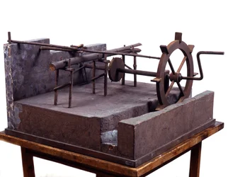Trämodell (modell) av hydraulsåg som drivs av kugghjul och vatten. Gjord efter teckning av Leonardo da Vinci (Leonard de Vinci) (1452-1519) Museum of Science and Technology, Milano.